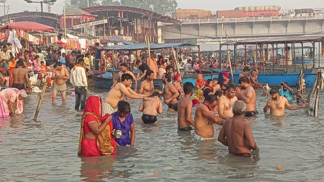 ब्रजघाट समेत तीन घाटों पर बुद्ध पूर्णिमा पर्व पर उमड़ी श्रद्धालुओं की भारी भीड़, गंगा स्नान को लेकर उत्साह