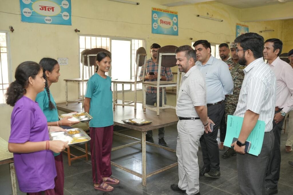 प्रभारी सचिव ने पीएम एकलव्य आदर्श आवासीय विद्यालय, छुरी कला का किया औचक निरीक्षण