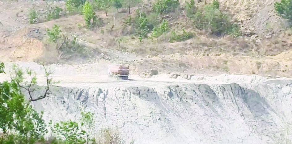 डीबीएल ने किया गड्ढा, डंप की गई राख बनी सिरदर्द