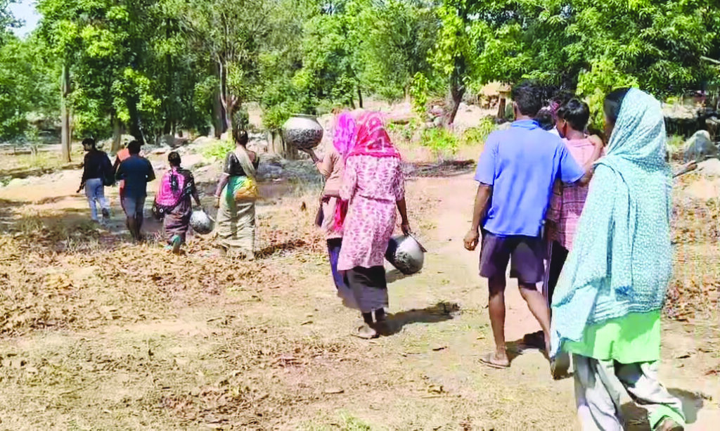 पहाड़ में चल रही जिंदगी : सैकड़ों परिवार कर रहे पानी के लिए मशक्कत, सडक़ और बिजली की कमी से मुश्किल