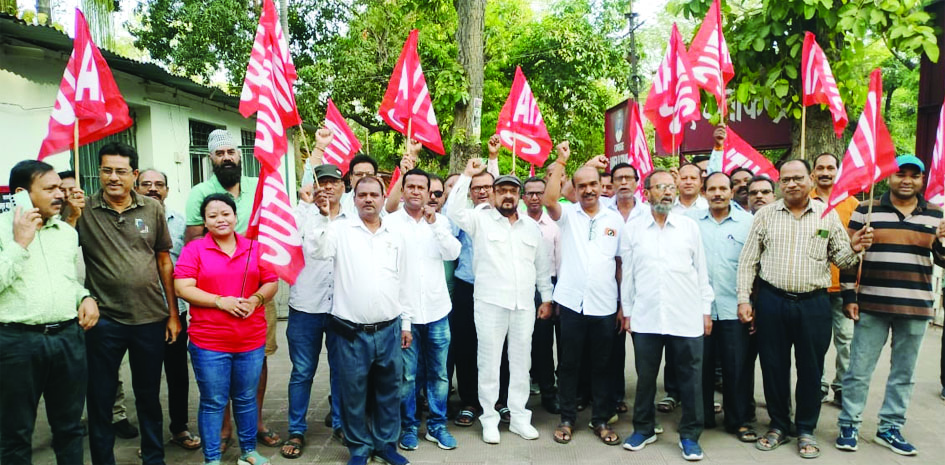 पूंजीपतियों और श्रमिकों के रिश्ते में आई खटास