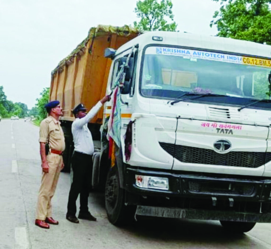 चालक नशे में तो नही ट्रैफिक पुलिस ने की जांच