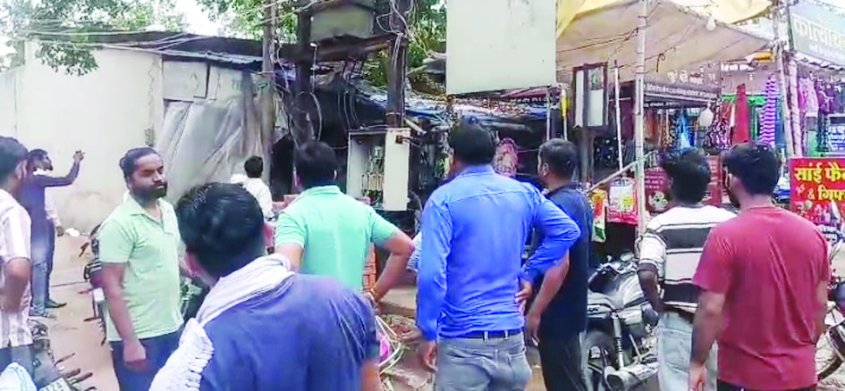 साईं फैंसी में लगी आग, आसपास की कई दुकानों पर मंडराया खतरा