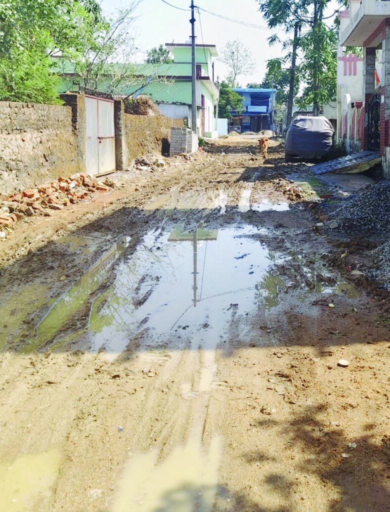 ग्राम पंचायत बेलटिकरी की नाली पहली ही बारिश में ढही