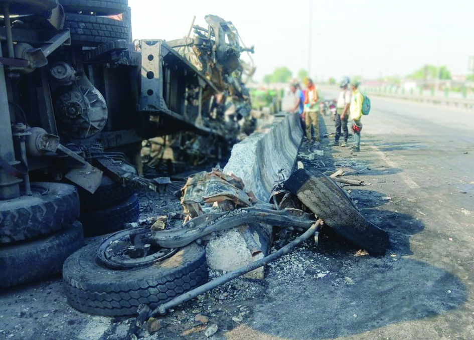 डिवाइडर से टकराने के बाद ट्रेलर में लगी आग