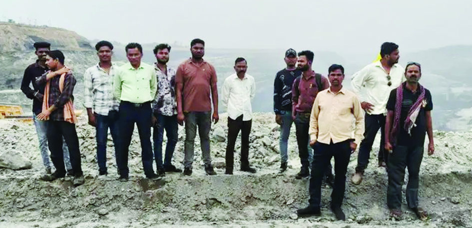 ठेका कंपनी पर स्थानीय लोगों की उपेक्षा करने का आरोप, बंद कराया काम