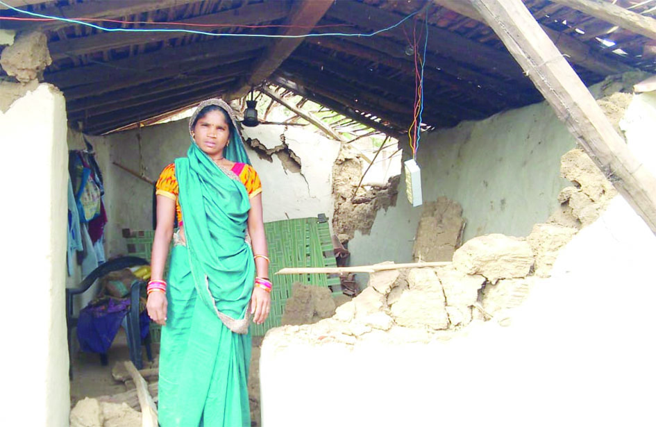 पहाड़ से नीचे उतरे हाथियों ने धोबघट में ढहाया मकान