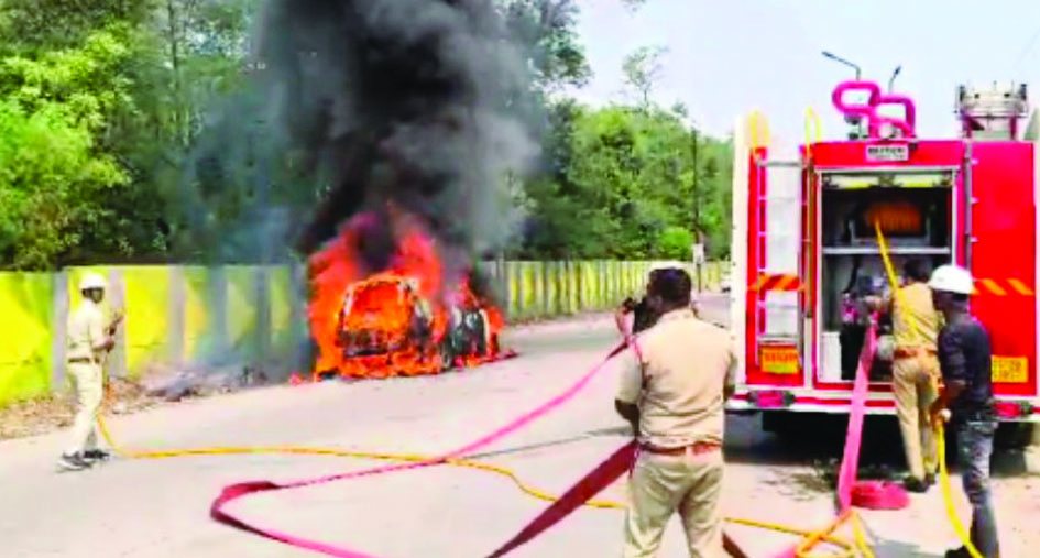 डॉक्टर की एसयूवी घिरी आग की लपटों से, तीन ने बचाई जिंदगी