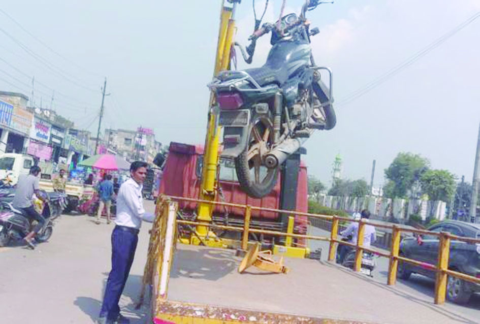 निरंकुशता पर सख्ती, बेतरतीब पार्किंग को रोकने क्रेन से पेट्रोलिंग