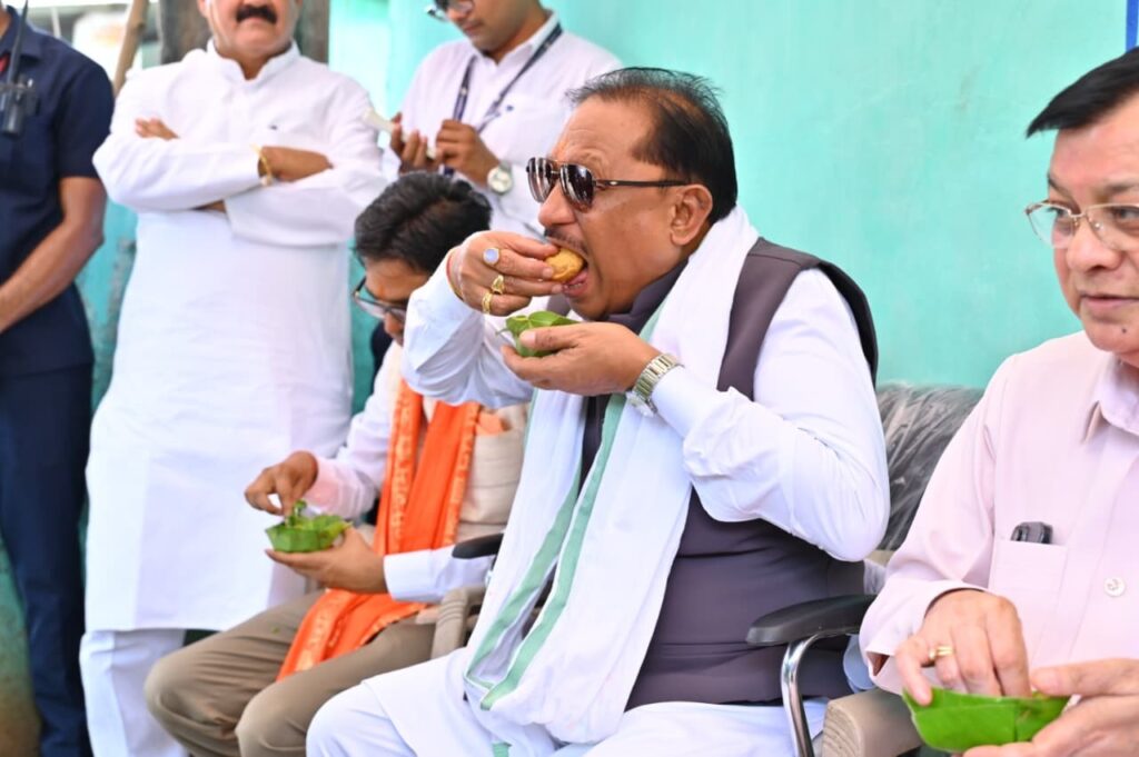 लेमरू में लखपति दीदी मंजू यादव के ठेले परपहुंचकर सीएम ने लिया गुपचुप का स्वाद