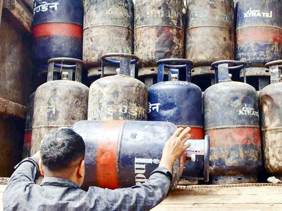 कमर्शियल सिलेंडर में आग महंगी हुई खानपान सामग्री