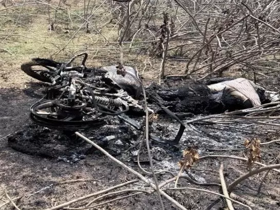 दर्दनाक हादसा: लटकते 11 KV बिजली तार से टकराया बाइक सवार, करंट लगने से बाइक समेत जिंदा जला