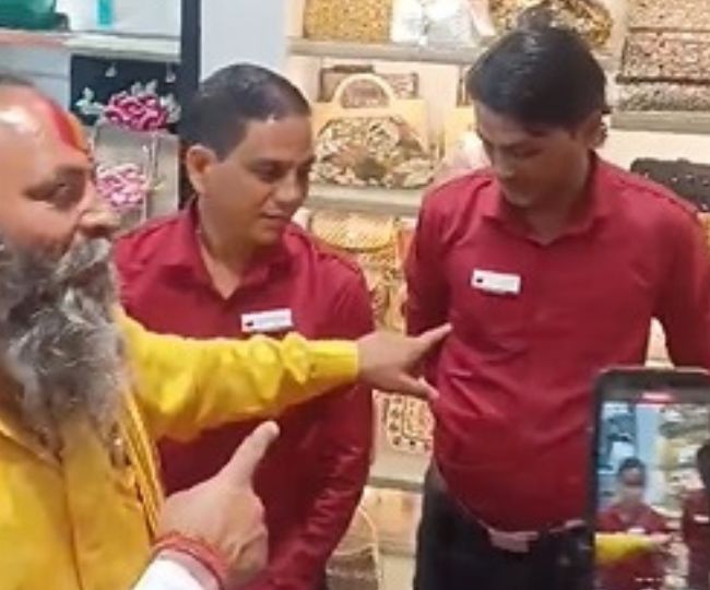 जूता शोरूम में कर्मचारियों के उत्पीड़न पर बजरंग दल का हंगामा, मैनेजर के नेम टैग पर लिखा ‘जिहादी’