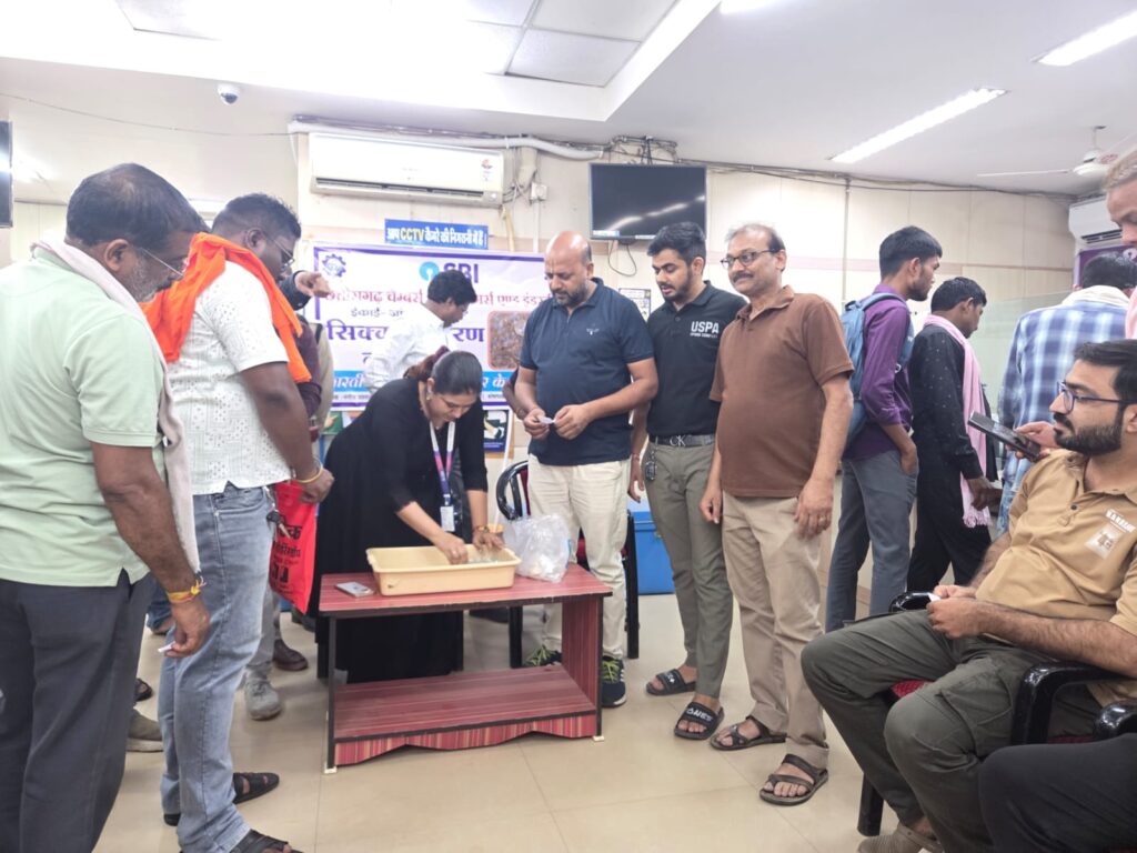 चिल्हर की किल्लत से मिली राहत ,छत्तीसगढ़ चैंबर ऑफ कॉमर्स एवं एसबीआई ने किया सिक्का और नोट वितरण