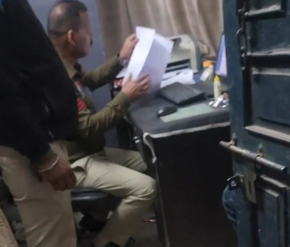 बड़ा सवाल,क्या देश में संभव है रिश्वत बंद होना,बिलासपुर में रिश्वत मांगने वाला प्रधान आरक्षक निलंबित,वीडियो वायरल होने पर SSP ने की कार्रवाई,