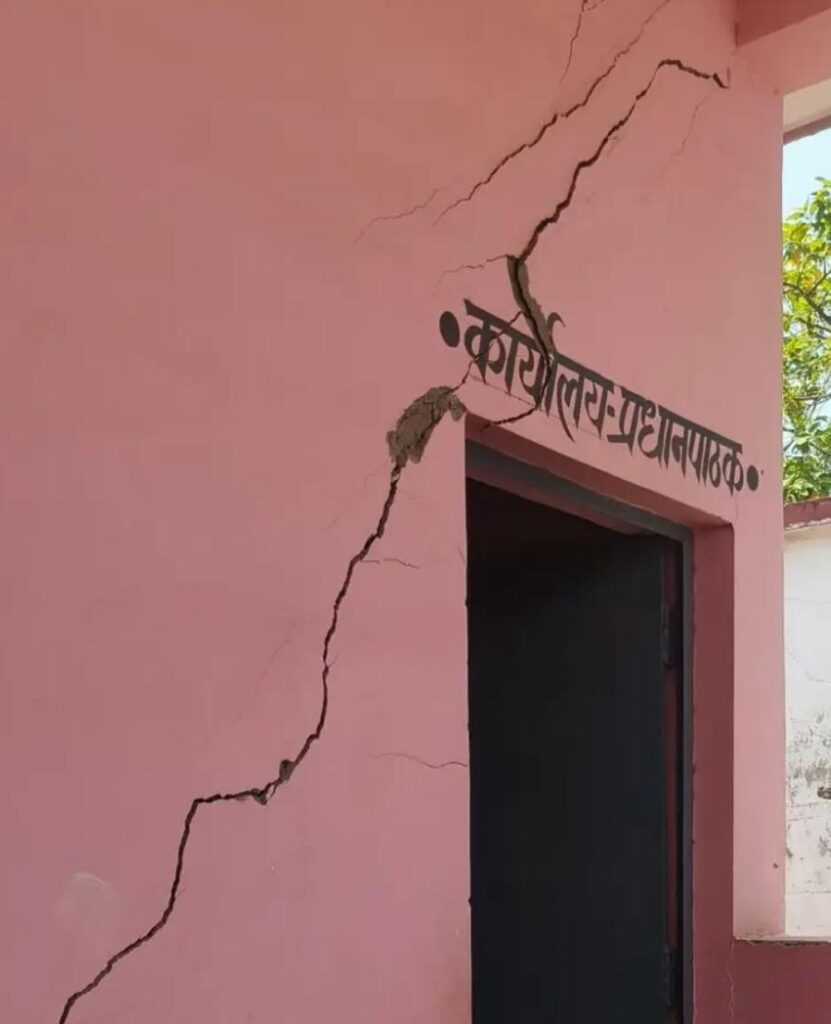 देखिए ये है स्थिति छत्तीसगढ़ सरकार की,बच्चों की जान तो बख्श दो सरकार,छत्तीसगढ़ की सुशासन सरकार में 28 लाख का एक और विकास चढ़ा भ्रष्टाचार की भेंट,सरकारी स्कूल,बच्चों की जान से खिलवाड़,कौन है जिम्मेदार,
