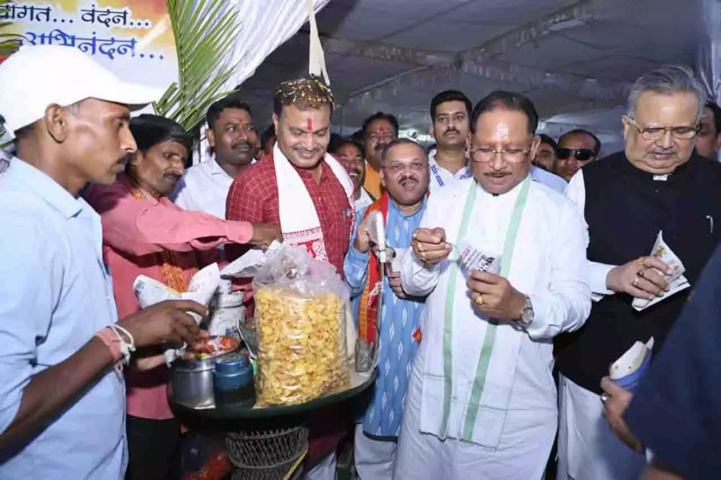 झालमुड़ी के संग गूंजा विजय का उत्सव, बंगाल के जनादेश का स्वाद छत्तीसगढ़ तक