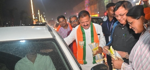 ऐतिहासिक चुनावी जीत का जश्न: कोरबा में भाजपाइयों ने फोड़े पटाखे, बांटी मिठाई और झालमुड़ी