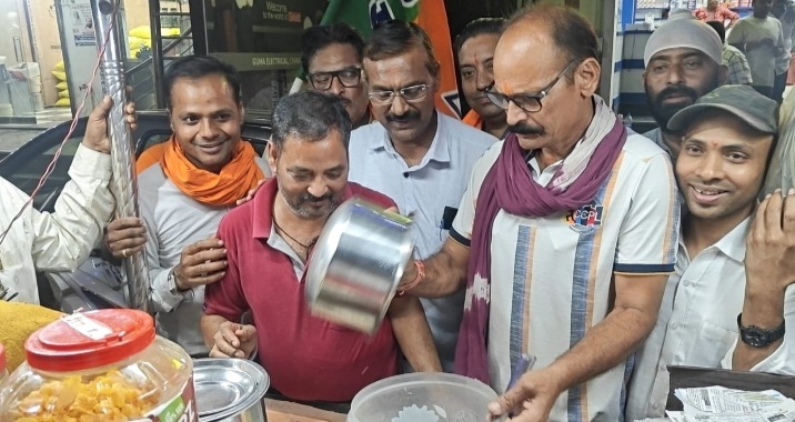 पश्चिम बंगाल में भाजपा के जीत पर बांटी गई मिठाई