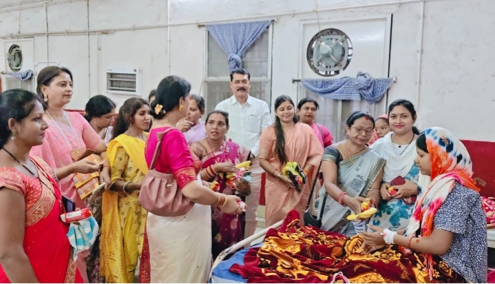 मातृ दिवस पर सेवा का संकल्प: जिला अस्पताल में भाजपा महिला मोर्चा ने बांटे फल, मरीजों के चेहरों पर आई मुस्कान