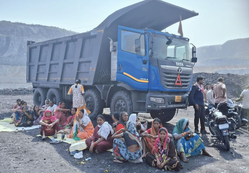 एसईसीएल कुसमुंडा में भूविस्थापितों का हल्लाबोल, 5 घंटे थमे मशीनों के पहिए