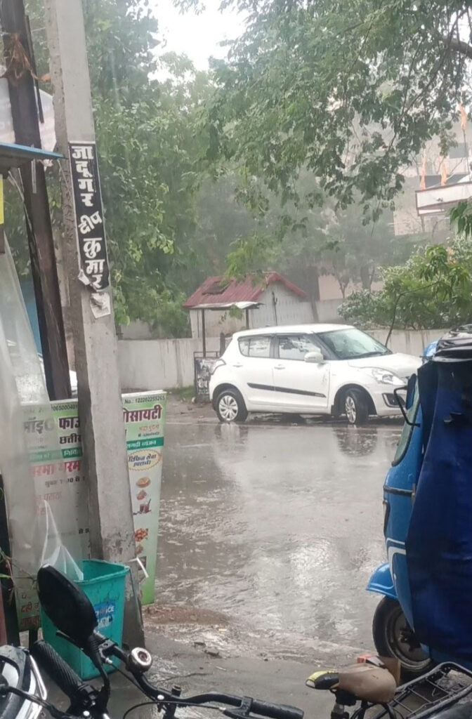 आंधी-बारिश से थमी शहर की रफ्तार