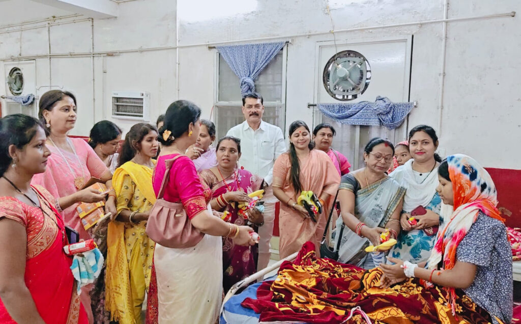 मातृ दिवस पर सेवा का संकल्प: जिला अस्पताल में भाजपा महिला मोर्चा ने बांटे फल, मरीजों के चेहरों पर आई मुस्कान