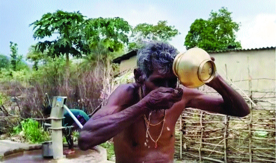 फ्लोराइड युक्त पानी पीने को मजबूर है महुआपानी के ग्रामीण, हो रहे बीमार