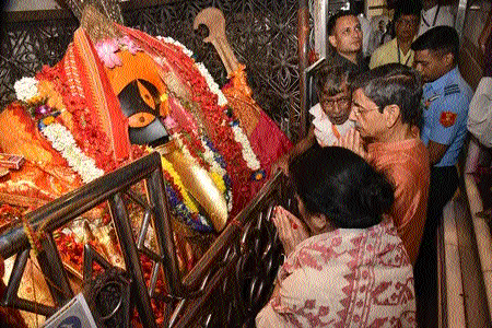 राज्यपाल आरएन रवि ने कालीघाट मंदिर में की पूजा, बंगाल की खुशहाली की कामना