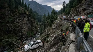 कश्मीर के पहलगाम में खाई में गिरी पर्यटकों की गाड़ी, दो की मौत और चार घायल