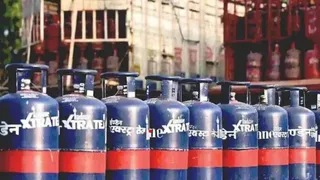 दिल्ली में कमर्शियल सिलिंडर महंगा, घरेलू उपभोक्ताओं को भी झेलनी पड़ रही किल्लत
