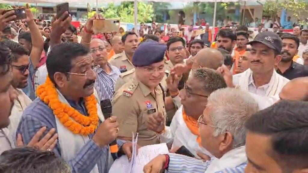 देखिए वीडियो,ये कैसा सुशासन तिहार❓छत्तीसगढ़ सरकार का सुशासन तिहार में लगातार हो रहा है,हंगामा,जनता पूछ रही है,ये कैसा त्योहार,सुशासन तिहार के नाम पर ढकोसला बंद करो के नारे लगे,जनता की समस्या को लेकर कांग्रेस नेता बीजेपी विधायक धरम लाल कौशिक के बीच नोकझोक,