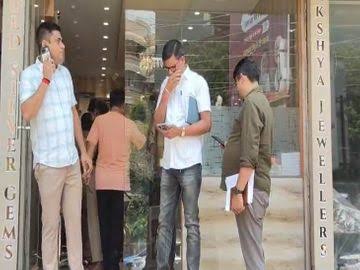 रायपुर के लक्ष्य ज्वेलर्स में 1 करोड़ की चोरी:देर-रात चोरों ने सोने-चांदी के जेवर किए पार; सुबह शोरूम खोलने पर चला पता