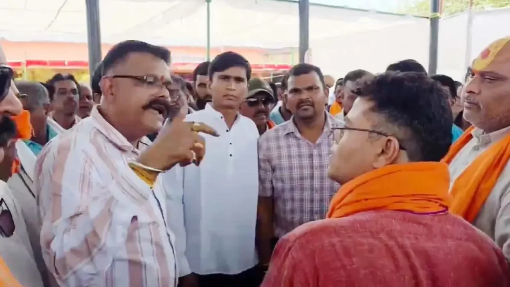 बड़ी खबर,देखिए सीओ का वीडियो दुर्ग में जन समस्या निवारण शिविर में CEO रूपेश कुमार पाण्डेय का आम लोगों से अमर्यादित व्यवहार का वीडियो वॉयरल होने के बाद,राज्य सरकार के आदेश पर कलेक्टर ने उन्हें सस्पेंड कर दिया है।