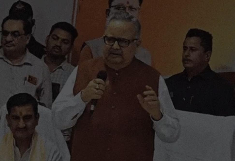 देखिए वीडियो छत्तीसगढ़ के बेमेतरा जिले में मुख्यमंत्री, केंद्रीय मंत्री की उपस्थिति में अव्यवस्थाओं को लेकर कलेक्टर और एसपी पर जमकर भड़के डॉ रमन सिंह,बोले,15 साल के कार्यकाल में ऐसी अव्यवस्था नहीं देखी,देखिए वीडियो क्या कहा रमन सिंह ने,