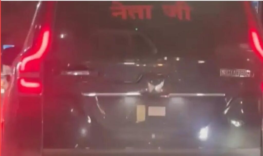 देखिए वीडियो,आप नेता हैं तो आप के लिए कोई कानून का सिस्टम नहीं कोई हाईटेक कैमरा नहीं,गाड़ियों का चालान सिर्फ आम जनता के लिए❓ बिलासपुर में अगर आप देश भक्त जनता के सेवक नेता हैं तो ट्रैफिक विभाग के साथ साथ शहर में लगे करोड़ो का हाईटेक कैमरा भी आप का कुछ नहीं बिगाड़ सकता कोई ई चालान नहीं,आप बिना नंबर की गाड़ी, ट्रैफिक विभाग के नियम की धज्जियां उड़ाते हुए आराम से शहर में चला सकतें हैं,बशर्ते आप की गाड़ी पर नेता जी लिखा होना चाहिए,
