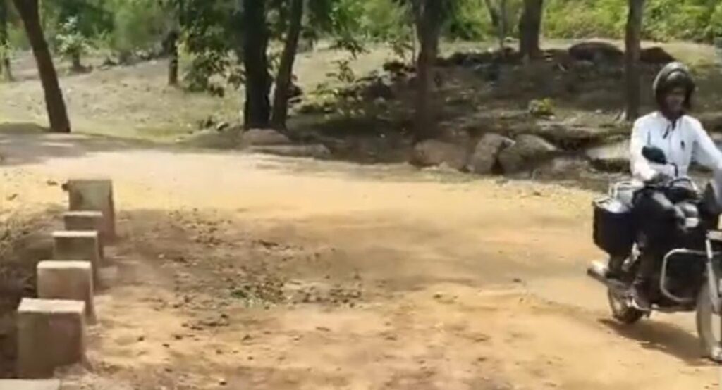 देखिए वीडियो,बस करो सरकार,कितना करोगे भ्रष्टाचार, छत्तीसगढ़ में भ्रष्टाचार की सड़क,सुशासन सरकार की गुणवत्ता,पूरे देश का यही हाल हो गया है,😆😆😆 बिलासपुर,8.41 करोड़ की सड़क या सिस्टम की मिलीभगत❓रोलर गायब, इंजीनियर अधिकारी गायब,देश के नेता तो देश भक्त हैं जनता के सेवक हैं जिम्मेदार कौन,❓