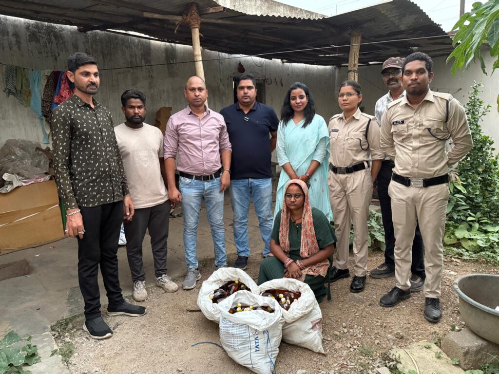 राजधानी रायपुर में अवैध शराब बिक्री पर आबकारी विभाग की बड़ी कार्यवाही,आबकारी टीम ने विधानसभा थाना अंतर्गत दोंदेकला में 24.84 बल्क लीटर अवैध देशी मसाला शराब जब्त की,