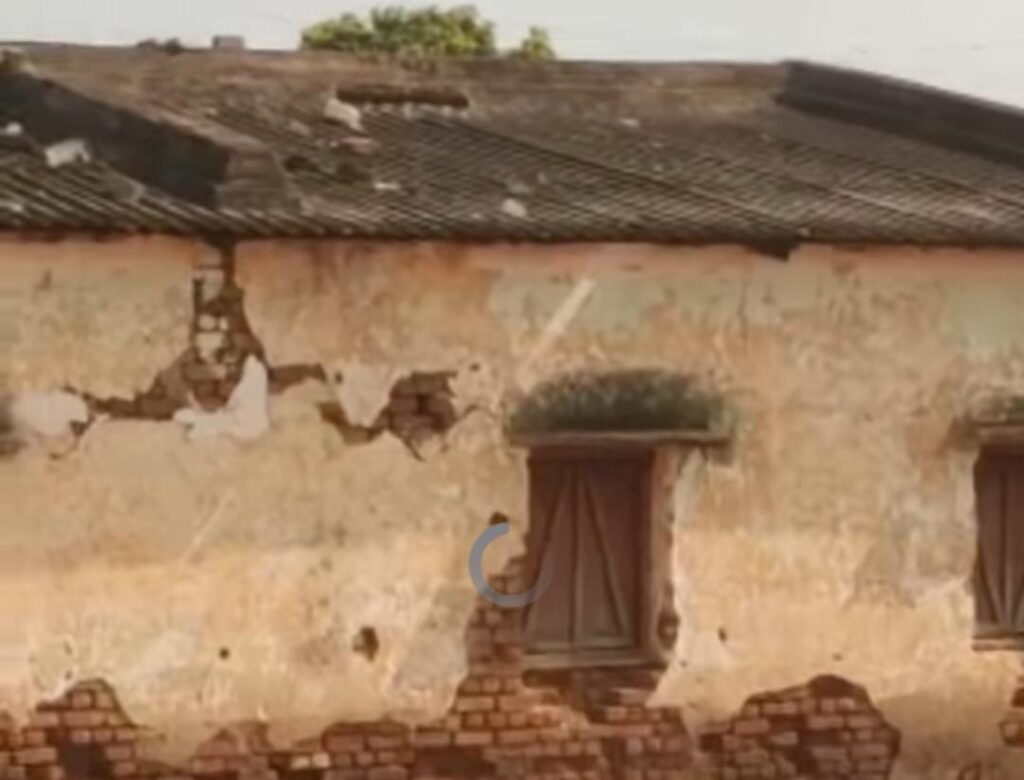 कब आएगी शर्म देश के सिस्टम को छत्तीसगढ़ के साथ साथ देश की सरकारों को शर्म कब आएगी,एक दिन के ईवेंट के लिए करोड़ो फूँक देती हैं सरकारें,वहीं बच्चों के स्कूल के लिए नहीं है बजट,स्कूल की बिल्डिंग जर्जर बच्चे मौत के मुंह में पढ़ने के लिए है मजबूर, छत्तीसगढ़ में जान हथेली पर लेकर पढ़ने को मजबूर हैं बच्चे, हालत शिक्षा को लेकर बद से बद्तर,