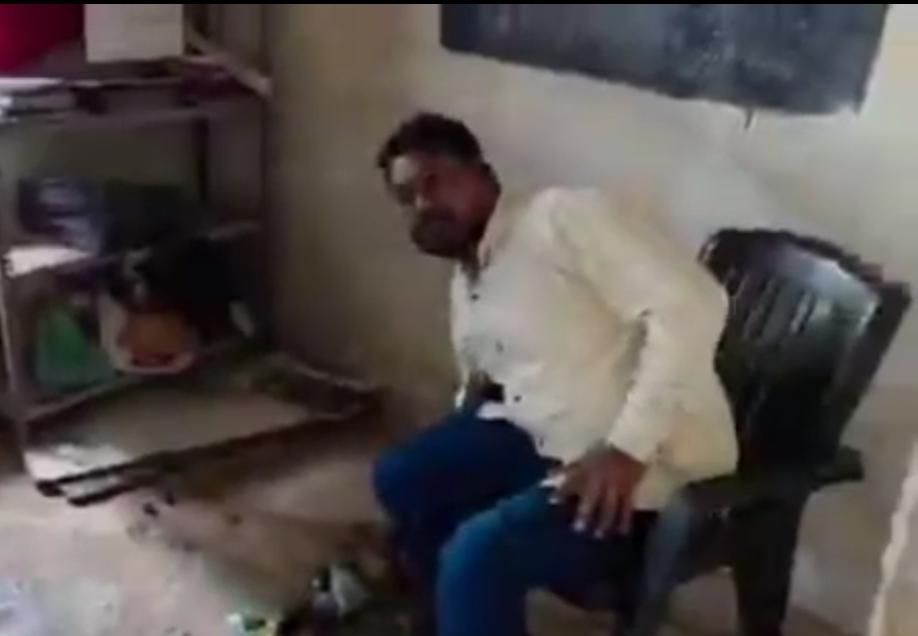 वीडियो देखिए छत्तीसगढ़ के शिक्षक प्रदेश को आगे बढ़ाने के लिए कितने दृढ़संकल्पित हैं स्कूल संचालित होते ही शराब के नशे में शिक्षा विभाग के साथ साथ छत्तीसगढ़ के राजस्व बढ़ाने के भी अपना योगदान शिक्षक दें रहें हैं देखिए वीडियो,🤪🤪🤪🤪