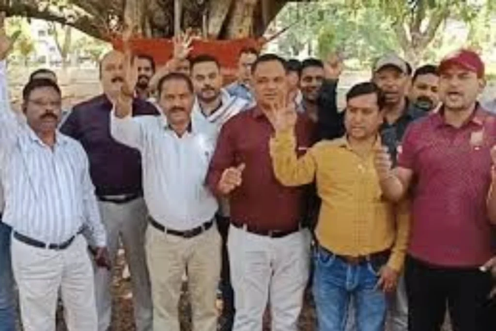 कानून बड़ा या विधायक ❓ विधायक टोप्पो की गिरफ्तारी को लेकर,तहसीलदार,नायाब तहसीलदार हड़ताल पर हैं,कनिष्ठ प्रशासनिक सेवा संघ आज से पूर्णत,काम बंद कर धरने पर चला गया है,प्रदेशव्यापी हड़ताल,तहसीलें ठप,नार्को टेस्ट की मांग, विधायक के चक्कर में कड़ाके की धूप में जनता परेशान,