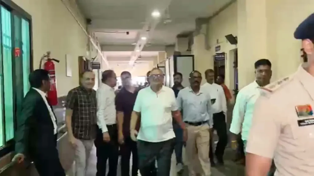 देखिए वीडियो,रायपुर कोर्ट से बड़ी खबर,रायपुर छत्तीसगढ़ बहुचर्चित शराब,कोल लेवी और कस्टम मिलिंग घोटालों से जुड़े मामलों में कांग्रेस नेता रामगोपाल अग्रवाल की गिरफ्तारी के बाद कोर्ट ने उन्हें 17 जुलाई तक EOW की हिरासत में भेज दिया है।रायपुर से मनोज शुक्ला कि रिपोर्ट:-