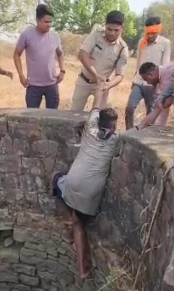 देखिए वीडियो,छत्तीसगढ़ के अभनपुर में मानवता की मिसाल:जब पगड़ी बनी जीवन रक्षक’रस्सी, न्यूजीलैंड से आए एनआरआई सिख भाइयों ने दिखाई सूझबूझ कुएं में गिरे शख्स की बचाई जान,रायपुर से मनोज शुक्ला कि रिपोर्ट:-