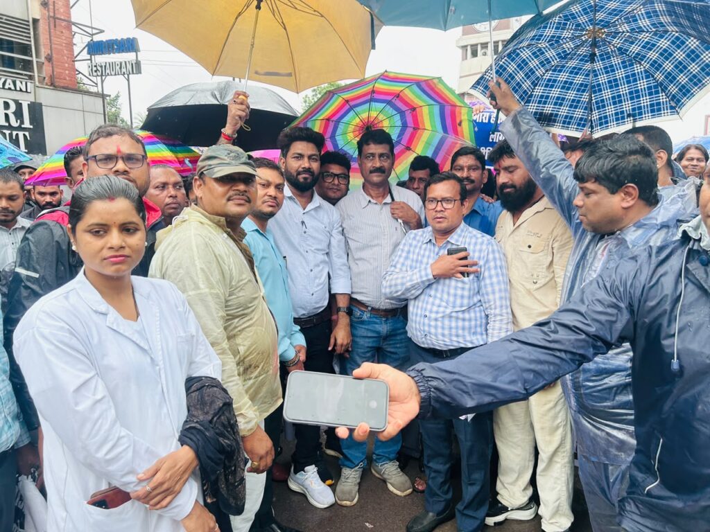 वीडियो देखिए,रायपुर,छत्तीसगढ प्रदेश स्वास्थ्य कर्मचारी संघ के तत्वाधान मे रैली निकालकर स्वास्थ्य कर्मचारियो की मांग सहित निजीकरण,आउट सोर्सिग,ठेका प्रथा,के विरोध मे कलेक्टर को ज्ञापन सौंपा,देखिए प्रमुख मांगे,रायपुर से मनोज शुक्ला कि रिपोर्ट:-
