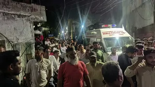 रायपुर राजधानी से बड़ी खबर,देखिए वीडियो,रायपुर, राजधानी में दिल दहला देने वाली घटना,घर में मिले एक ही परिवार के 5 लोगों के शव,मृतकों में पति-पत्नी,दो बेटियां और एक बेटा शामिल हैं।रायपुर से मनोज शुक्ला कि रिपोर्ट’-