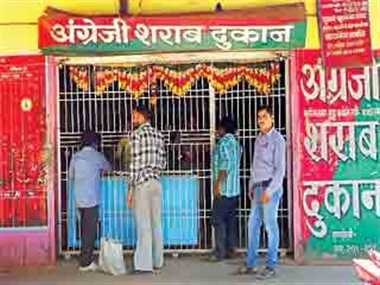 बड़ी खबर छत्तीसगढ़ सरकार की बड़ी उपलब्धियां,66 स्कूलों के पास शराब की दुकानें,राज्य में 705 शराब दुकानें,आबकारी मंत्री लखन लाल देवांगन ने विधानसभा में दी जानकारी,विधायक के बार बार आवेदन के बाद भी सरकार ने नहीं हटाया शराब की दुकान,रायपुर से मनोज शुक्ला कि रिपोर्ट:-