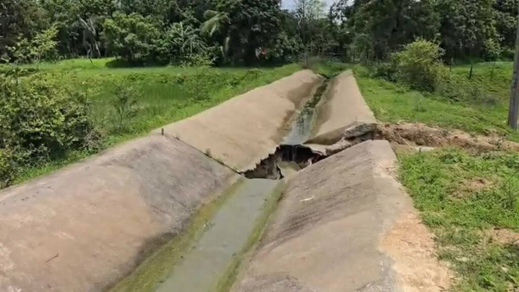 छत्तीसगढ़ सुशासन सरकार के विकास की गुणवत्ता देखिए,पखांजूर में एक साल भी नहीं टिक पाई नहर,जीर्णोद्धार कार्य की खुली पोल,जल संसाधन विभाग में लीपापोती शुरू,ठेकेदार पर फोड़ा ठीकरा थमाया नोटिस,बात खत्म,जिम्मेदारी किसी की नहीं,