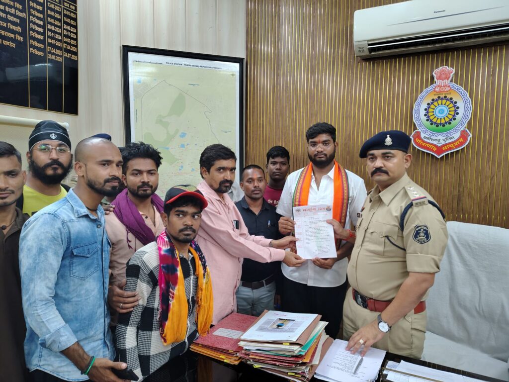 वीडियो देखिए,रायपुर,राजधानी के कापा मोवा क्षेत्र में हनुमान मंदिर तोड़े जाने के विरोध में बजरंग दल का प्रदर्शन,मोवा-पंडरी थाने का किया घेराव,कार्रवाई पर जताया विरोध,जिम्मेदार अधिकारियों पर कार्रवाई और मामले की निष्पक्ष जांच की मांग की,रायपुर से मनोज शुक्ला कि रिपोर्ट:-