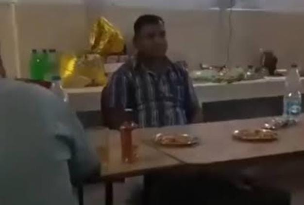 देखिए वीडियो,छत्तीसगढ़ में फिर स्कूल में शराब पार्टी,सक्ती जिले के मालखरौदा विकासखंड स्थित किरारी हाई स्कूल में वायरल वीडियो में स्कूल परिसर के भीतर कुछ शिक्षक टेबल पर चिकन और शराब की बोतलों के साथ पार्टी करते नजर आ रहे हैं,रायपुर से मनोज शुक्ला कि रिपोर्ट:-