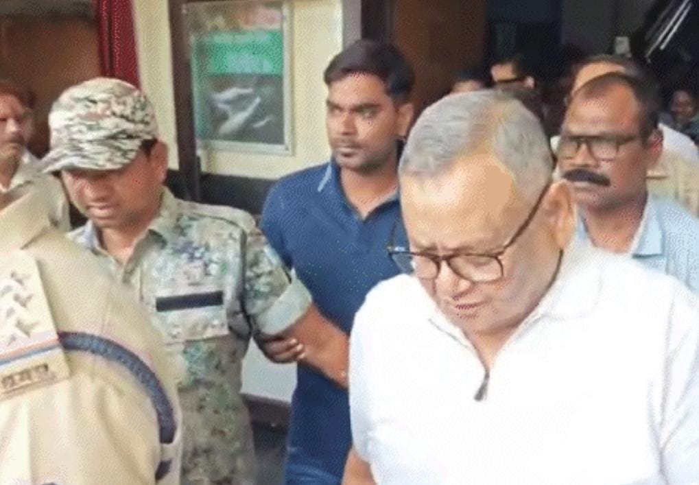देखिए वीडियो ईडी की कार्यवाही,बड़ी खबर छत्तीसगढ़ के कांग्रेस के पूर्व कोषाध्यक्ष रामगोपाल अग्रवाल के घर ED की रेड शराब,कोयला, कस्टम मिलिंग घोटाले में जाँच के सिलसिले में ED का एक्शन,सुबह दो गाड़ियों में पहुंची ED की टीम, सुरक्षा बल समेत 8 लोग शामिल,घर के अंदर दस्तावेज खंगाल रही है,रायपुर से मनोज शुक्ला कि रिपोर्ट:-